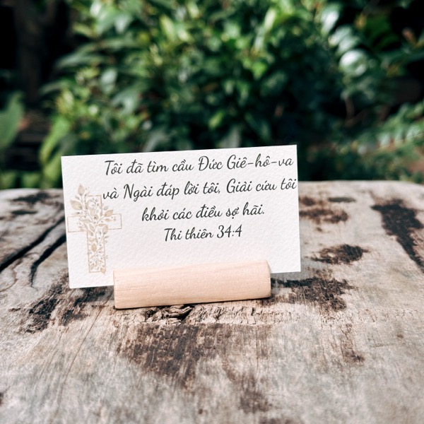 Bộ 60 Thẻ Giấy Học Kinh Thánh 9x5cm - Đế Gỗ Trang Trí Bàn